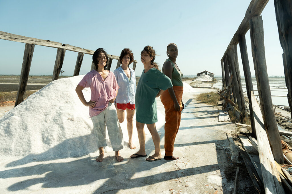 Elenco na praia em foto de Thaís Grechi