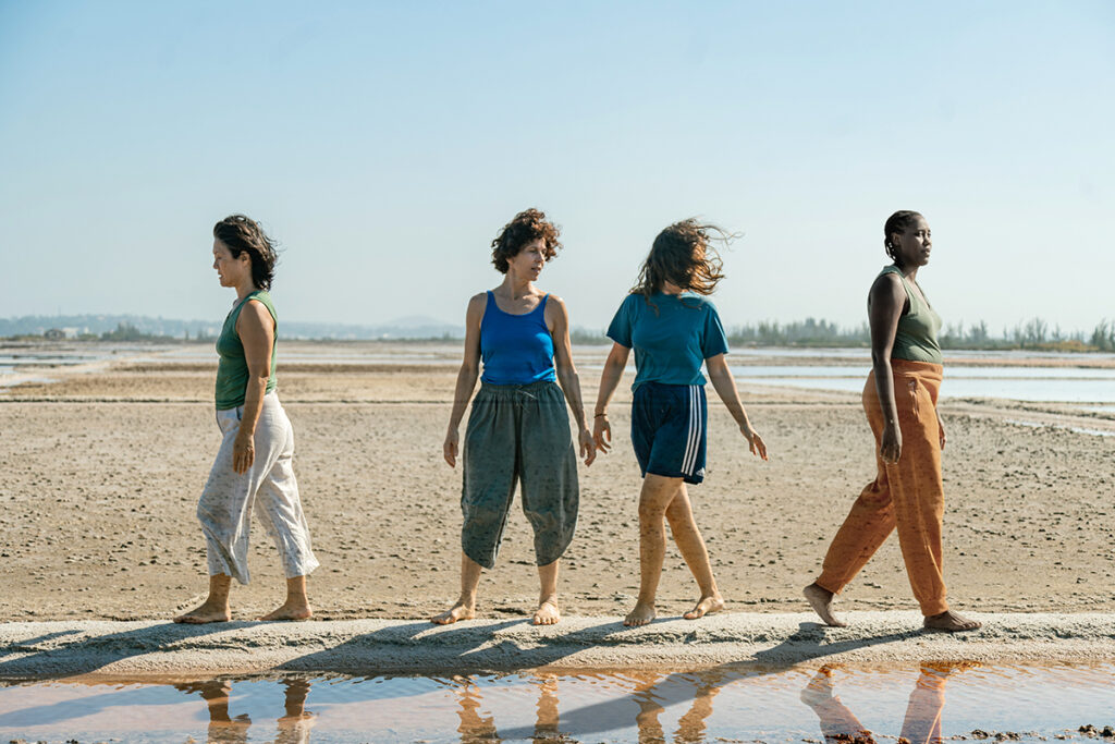 Elenco na praia em foto de Thaís Grechi