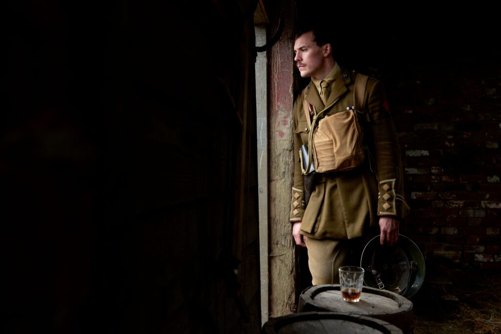 Sam Claflin como Stanhope em Journey's End