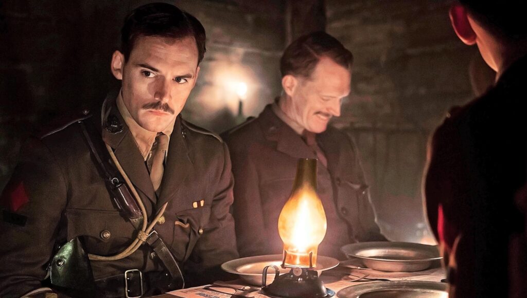 Sam Claflin como Stanhope e Paul Bettany como Osborne em Journey's End