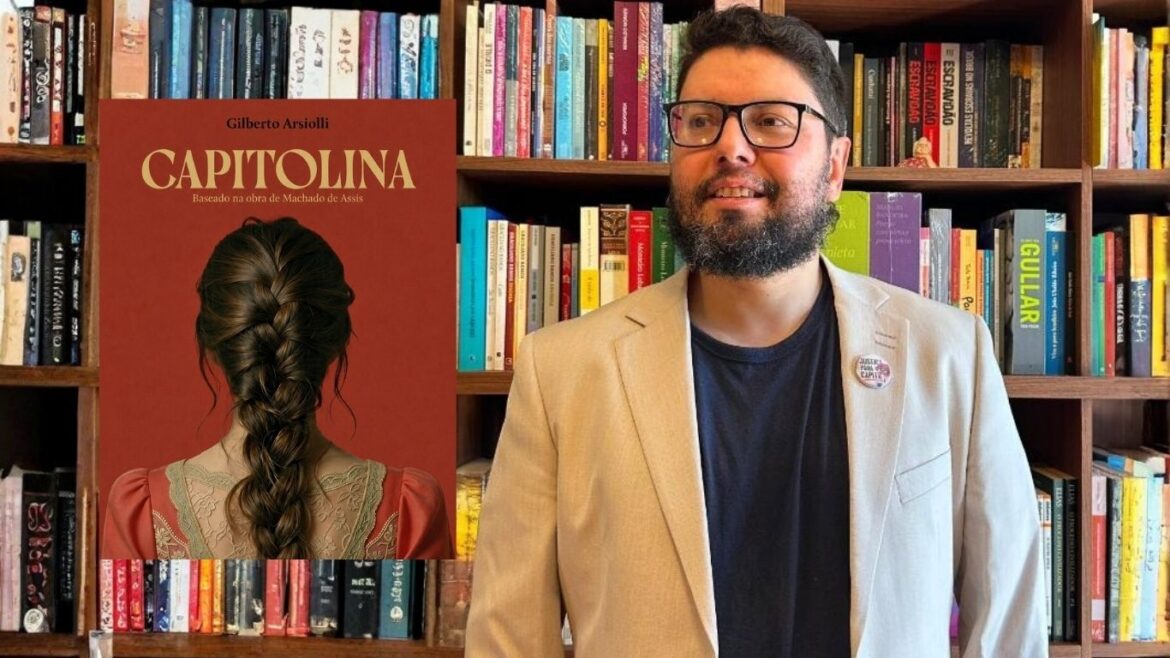 escritor gilberto arsiolli ao lado da capa do seu livro capitolina