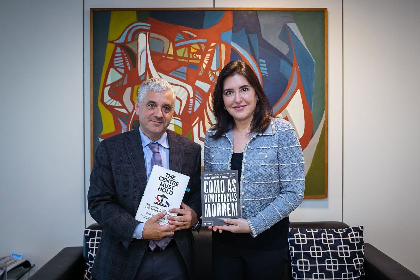 simone tebet ao lado do escritor de como as democracias morrem